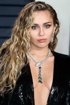Майли Сайрус перенесла операцию на голосовых связках | Miley cyrus sexy,  Miley cyrus style, Miley cyrus photoshoot