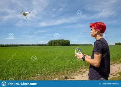 Парень с красными волосами летает трутень Стоковое Изображение -  изображение насчитывающей отдых, камера: 132255183