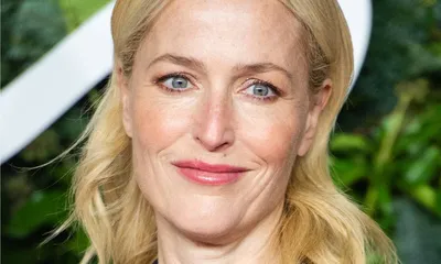 Gillian Anderson on Giant Penis Cake, Connection with Bill Clinton \u0026  Playing Eleanor Roosevelt - YouTube