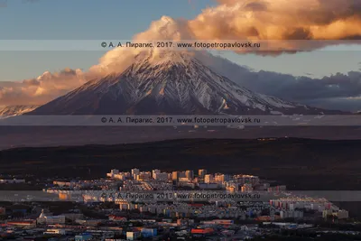 Камчатка фото: Вид сверху на город Петропавловск-Камчатский и Корякский  вулкан на закате солнца - Архитектура полуострова Камчатка - Петропавловск- Камчатский, Камчатка фотография