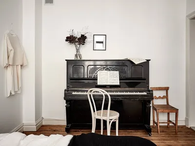 Дизайн гостиных с пианино и роялем - 91 фото лучших инновационных проектов