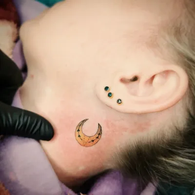 Тату на шее за ухом - 16 Фото и значение татуировок. 2023