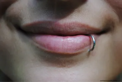 Пирсинг губы кольцо сбоку - 62 фото