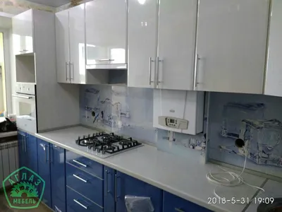 Кухня угловая на заказ с фасадами из пластика белая и синий от компании  Аглаз Люкс мебель на заказ купить в городе Нижний Новгород