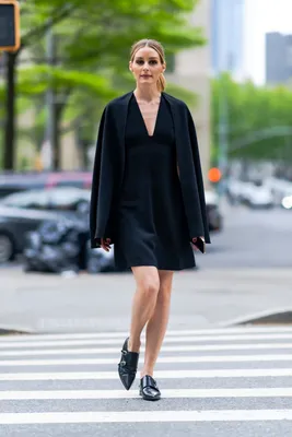 Маленькое черное платье-кейп: элегантный образ Оливии Палермо | ELLE