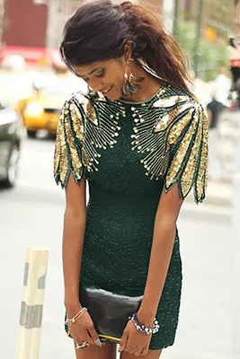 Зеленое облегающее мини платье с золотистыми в пайетках рукавами-'крыльями'  арт.121561 - купить в Владивостоке