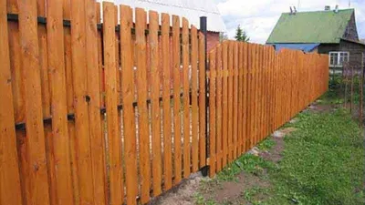 Как сделать забор из досок 20х100 своими руками, ограда из строганных,  обрезных, террасных, наклонных досточек, инструкция по монтажу  горизонтальной изгороди, фото и видео-уроки