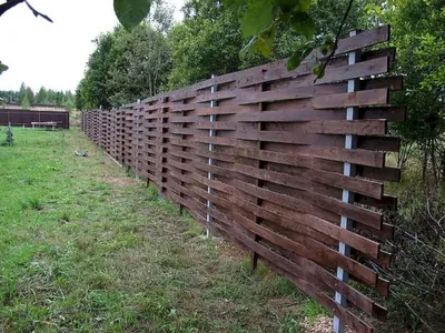 Забор из досок горизонтальный плетеный - 66 фото