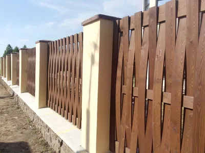 Забор из деревянного штакетника, досок или жалюзи в ландшафтом дизайне дачи