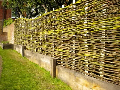 Плетеный деревянный забор: делаем ограду-плетень своими руками