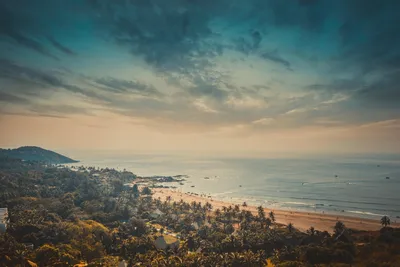 Пляж вагатор или озран на севере гоа, индия | Премиум Фото