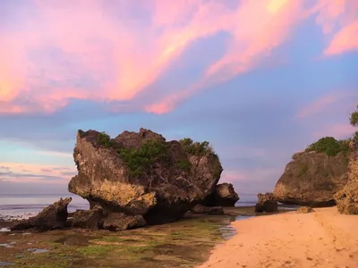 Пляж На острове бали, Индонезия Padang Padang Стоковое Фото - изображение  насчитывающей облако, побережье: 212765208