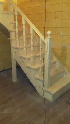 Деревянная лестница с поворотом на 90 градусов. В качестве основного  материала был выбран массив сосны. В основани… | Лестница, Деревянная  лестница, Загородные дома