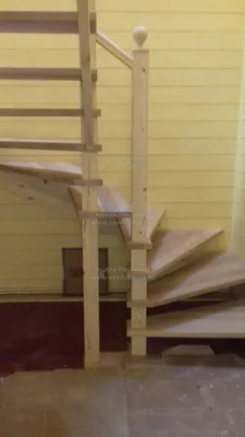 Полувинтовая лестница специально спроектирована под узкий проем.  Конструкция специально оснащена внушительным количеством забежных с… |  Лестница, Интерьер, Для дома