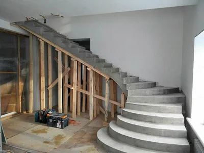 Забежная Г-образная лестница бетонная - заказать изготовление в СПб,  характеристики, фото, расчет цены