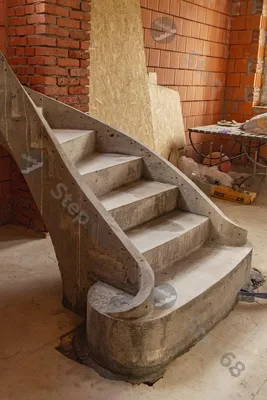 Полувинтовая лестница с декоративными тетивами