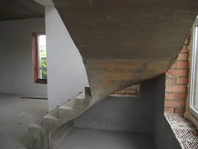 Лестница на второй этаж из бетона - 65 фото