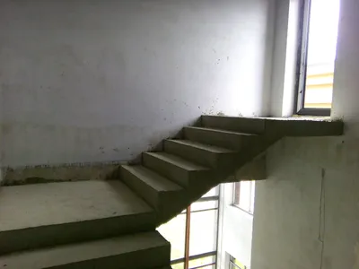 Г-образная двухмаршевая лестница с промежуточной площадкой по лучшей в СПб  цене от производителя