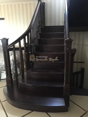 Полувинтовая лестница из ясеня с гнутыми перилами – Пластика Дерева