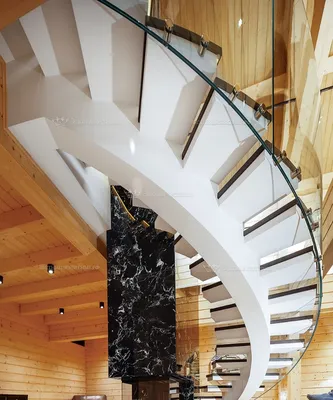 Полувинтовая лестница на центральном монокосоуре