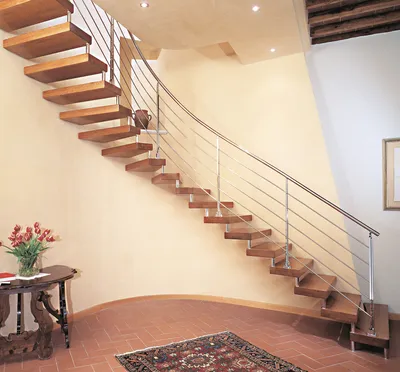 Забежные, полувинтовые лестницы из бетона с забежными ступенями, С-образные  — все виды веерного каркаса забежной, поворотной бетонной лестницы С-формы