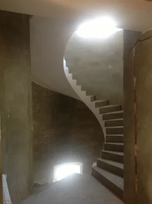Полувинтовая лестница: фото разных конфигураций для выбора полувинтовой  лестницы на сайте Бетон Монолит