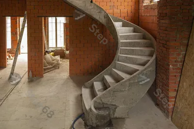 Полувинтовая лестница с декоративными тетивами
