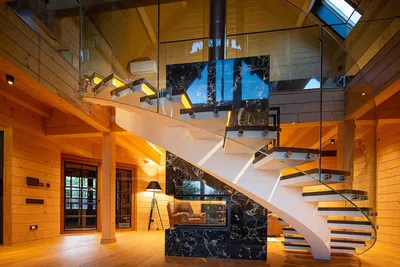 Полувинтовая лестница на центральном монокосоуре