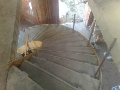 С-образная лестница с забежными ступенями – недорогая полувинтовая лестница  (фото смотреть тут)