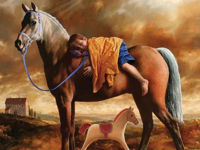 Игрушечная лошадь, мальчик и лошадь на переднем плане с небом и загородными домами HD обои скачать
