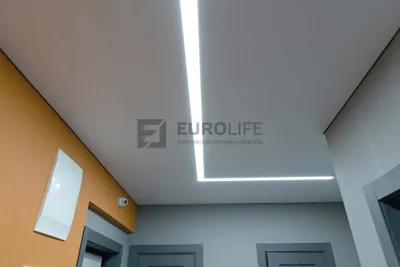 Теневой матовый потолок со световой линией в коридоре 8 кв.м - Евро Лайф