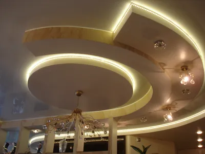 Двухуровневые потолки из гипсокартона для гостиной и зала: 50 фото матовых  и глянцевых