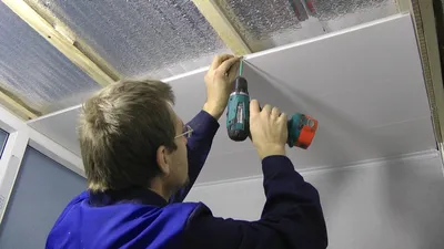 Как обшить потолок пластиковыми панелями — инструкция по обшивке  поверхности пластиком своими руками