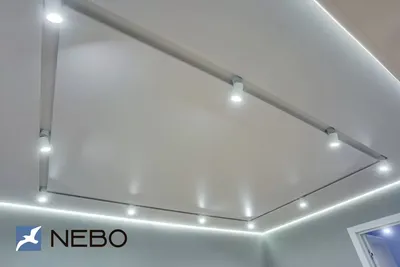 Натяжной потолок с нишей под споты и контурной подсветкой