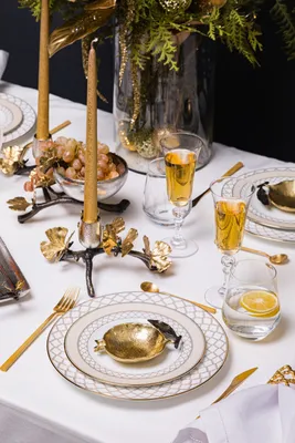 Оформляем праздничный стол в золотых тонах: подборка аксессуаров и декора |  AD Magazine