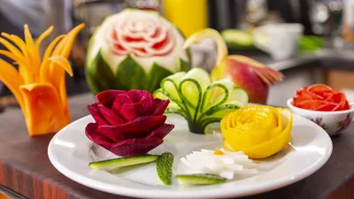 Как украсить новогодний стол – 2021: оформление блюд и декор стола |  Кулинарная статья на koolinar.ru