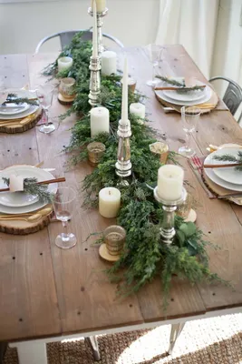 праздничный круглый стол в престижном ресторане на ужин. украшение с белым  и красным Стоковое Изображение - изображение насчитывающей обед, случай:  207157213