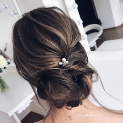 Нежный низкий пучок на русые волосы средней длины. Romantic hairstyle for a  medium long hair | Stylish hair, Prom hairstyles for long hair, Hair styles