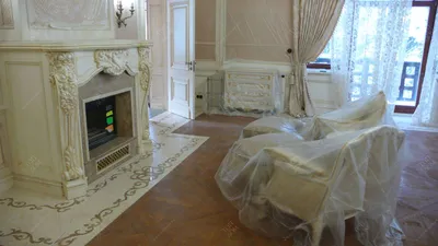 Готовый ремонт гостиной с лепным белым камином с позолотой