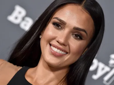 Jessica Alba Chopped Off Her Hair Into a Flipped-Out Bob | Allure