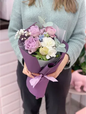 Букет комплимент с розами мемори лейн | Kiwi Flower Shop