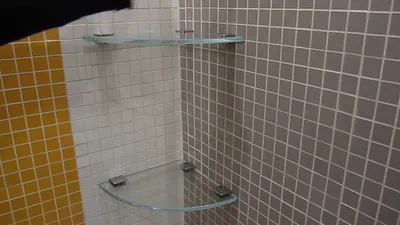 Полки для душевой кабины: как сделать навесные или стеклянные полочки в  душ, хромированные на присосках на стекло