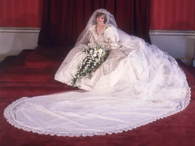 25 легендарных и скандальных свадебных платьев звёзд всех времён