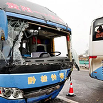 Автобус с амурскими туристами попал в ДТП в КНР из-за подрезавшего его  грузовика - KP.RU