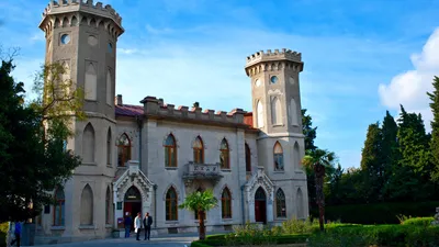 Яснополянский дворец — памятник архитектуры и санаторий в Крыму.
