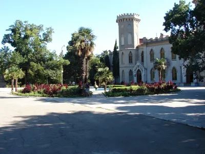 Яснополянский дворец — памятник архитектуры и санаторий в Крыму.