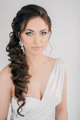 свадебные прически с фатой на средние волосы | Penteado noiva, Penteados,  Penteado de noiva para cabelo cacheado