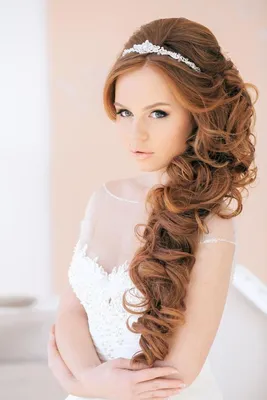 свадебные прически с фатой на средние волосы | Headband hairstyles, Unique  wedding hairstyles, Trendy wedding hairstyles