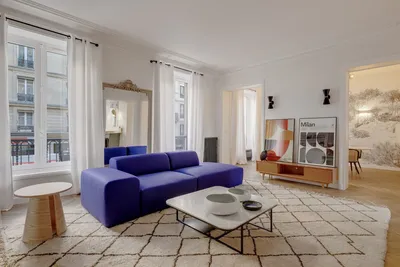 Фиолетовый диван и обои с принтами: интерьер квартиры в Париже 〛 ◾ Фото ◾  Идеи ◾ Дизайн