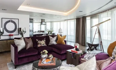 Фиолетовый диван в гостиной - 75 фото